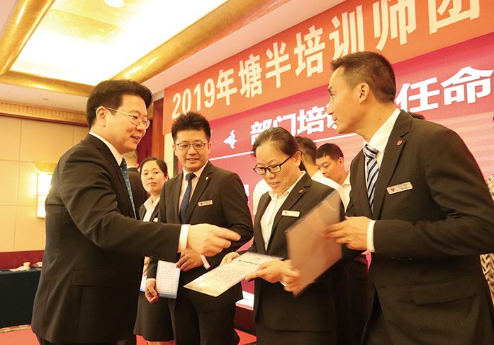 頒發任命書8.jpg 頒發任命書8.jpg