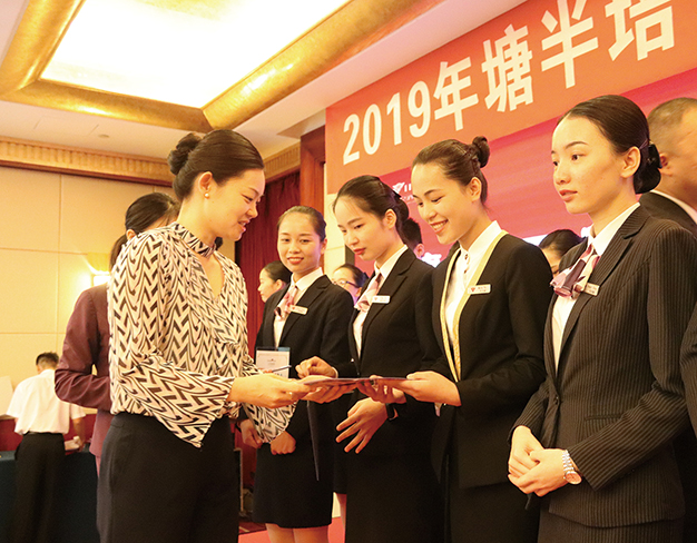 頒發任命書5.jpg 頒發任命書5.jpg