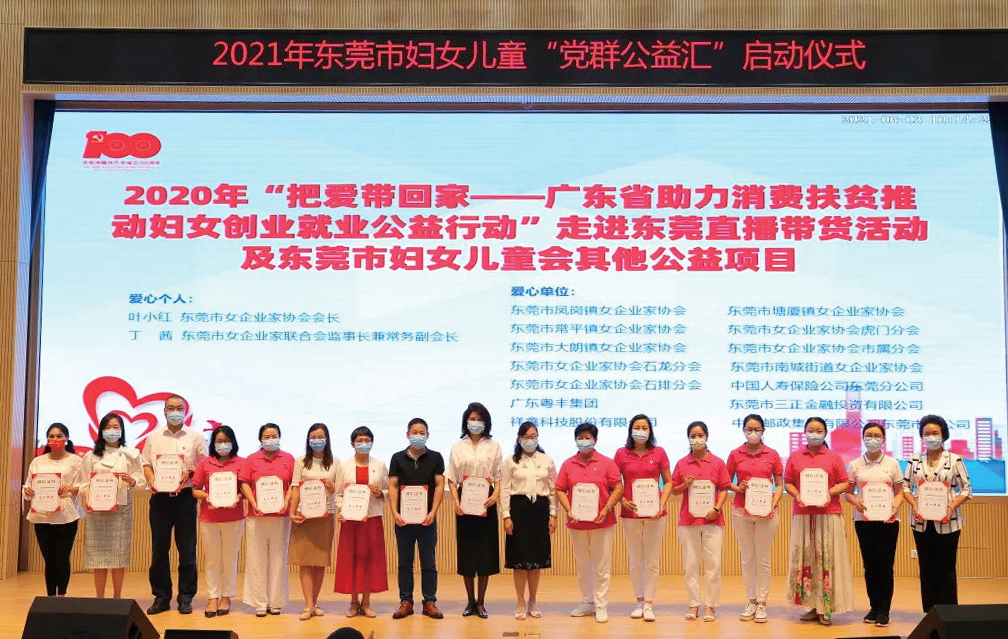 我集團品牌管理部助力總經理謝青山(左八)作為企業代表上臺接受榮譽證書。(1).jpg 我集團品牌管理部助力總經理謝青山(左八)作為企業代表上臺接受榮譽證書。(1).jpg