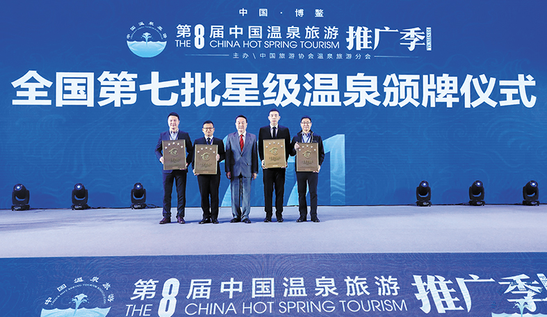 中國旅游協會副秘書長佘小殷為企業頒牌.jpg 中國旅游協會副秘書長佘小殷為企業頒牌.jpg